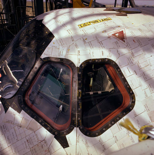 59cfbf6d84a79_078.STS-1OV-102CockpitWindows01.jpg.3fc73b72385af5f0a757d2af85a076c8.jpg