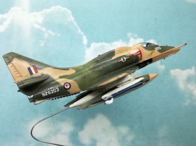 Platz 1/144 RNZAF 75 sqn A-4 K Skyhawk NZ6203 - The Display