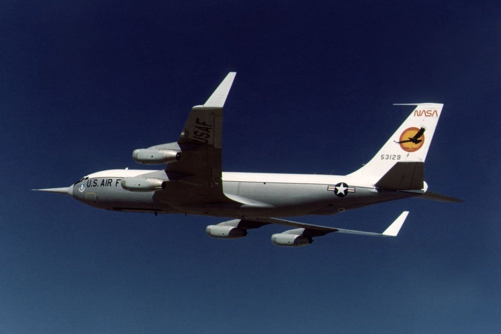 1280px-KC-135A_with_Winglets_in_flight.jpg