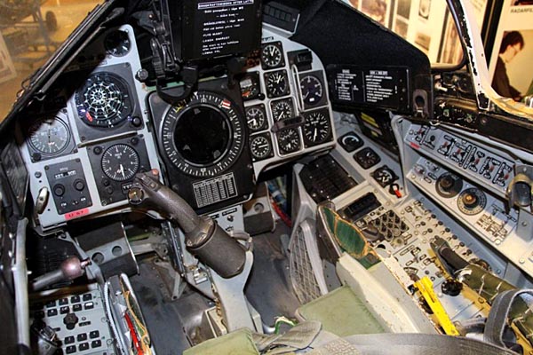 cockpit.jpg.16ea318c0e0894a59974671b2acc091e.jpg