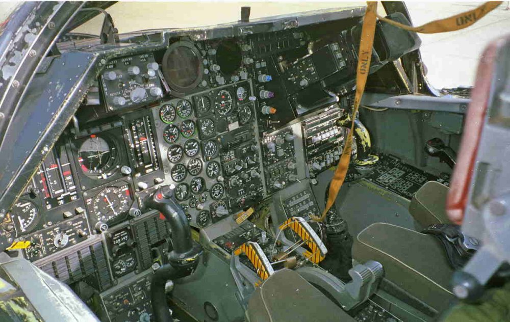 930500-dm16-f111f_cockpit-ip_wso.jpg