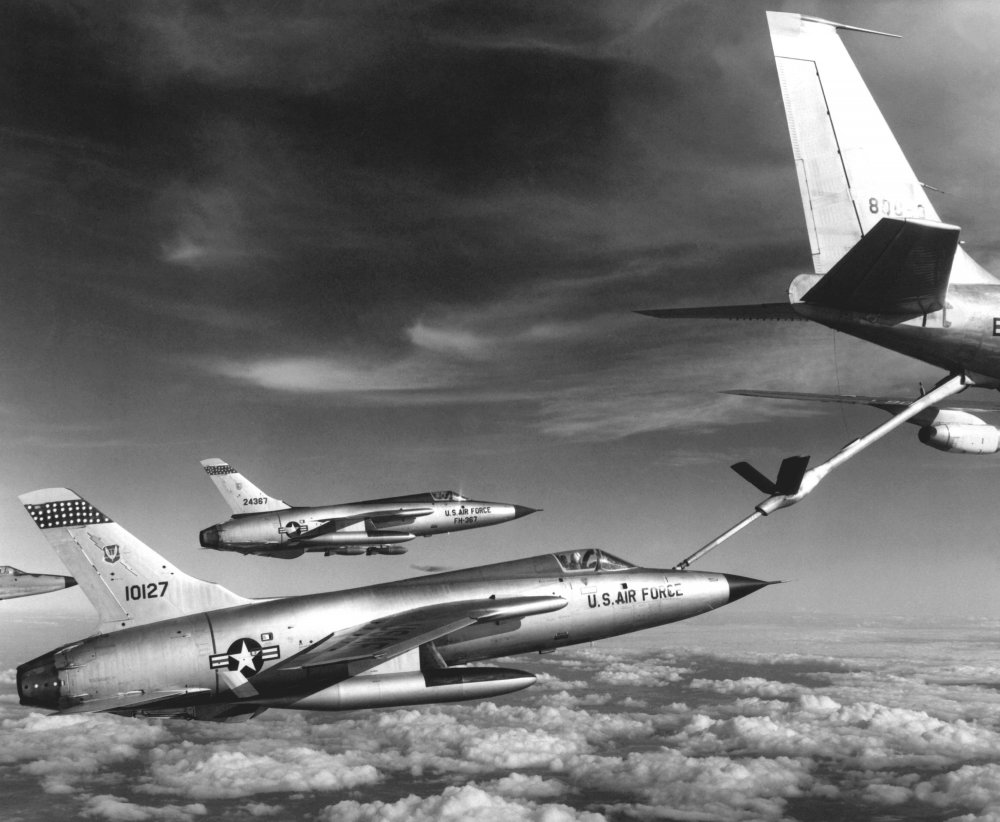 F-105_Thunderchiefs_refuel.thumb.jpg.48116746912ac30bde070772bd44e2ec.jpg