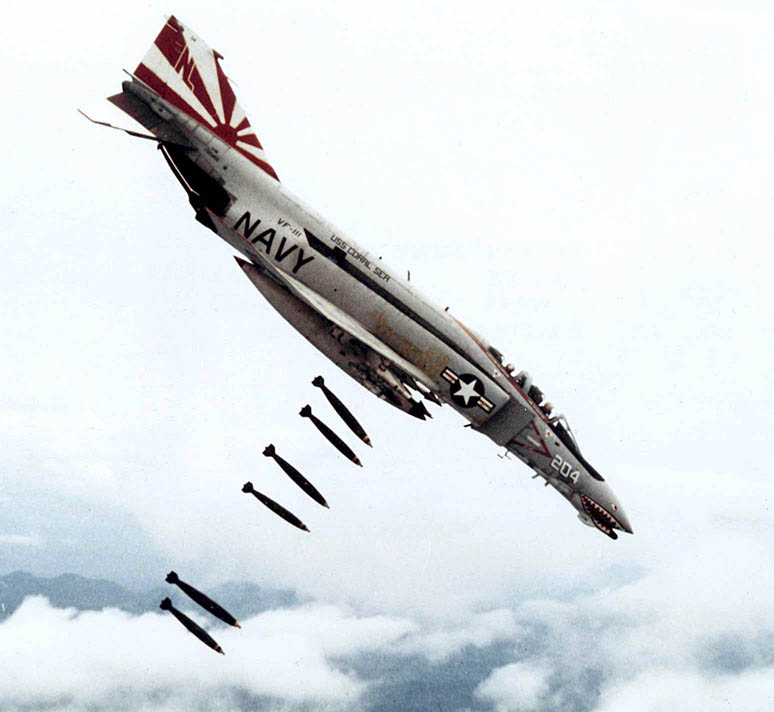 F-4B_dropping_bombs_2.jpg.43a1dff85d5330ebda57a86f49716203.jpg