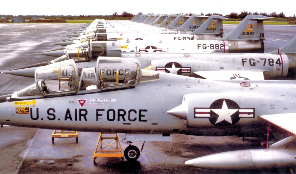 331st_Fighter-Interceptor_Squadron_F-104As_1964.thumb.jpg.e30cfa627c078552e2ddf9485a660c26.jpg