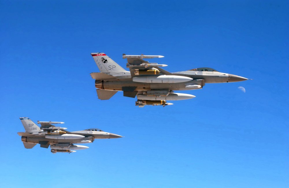 F-16C USAFE 52FW 23FS AF92-3915 in 2005 with CBU-103 WCMD, JDAM + 22FS 91-0339.jpg