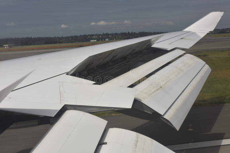 boeing-extended-wing-flaps-landing-seattle-tacoma-airport-washington-usa-54804834.jpg.774635e38f0672fcf3d901d8645a4c37.jpg