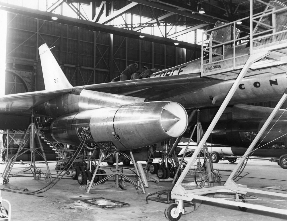 B-58 Maintenance 1.jpg