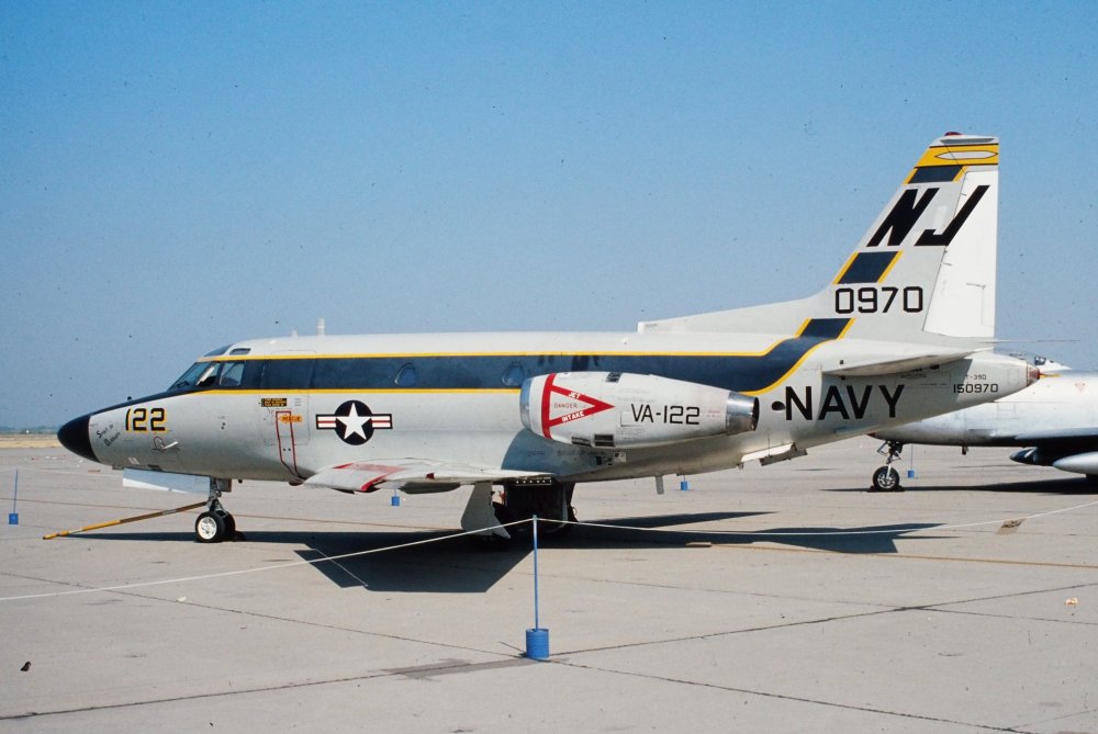 T-39D va-122 lemoore nas.jpg