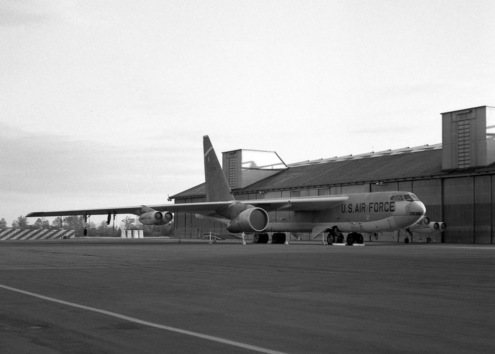 B-52E 56-0636 while fitted to test the JT9D engine [MWilson Colo].jpg