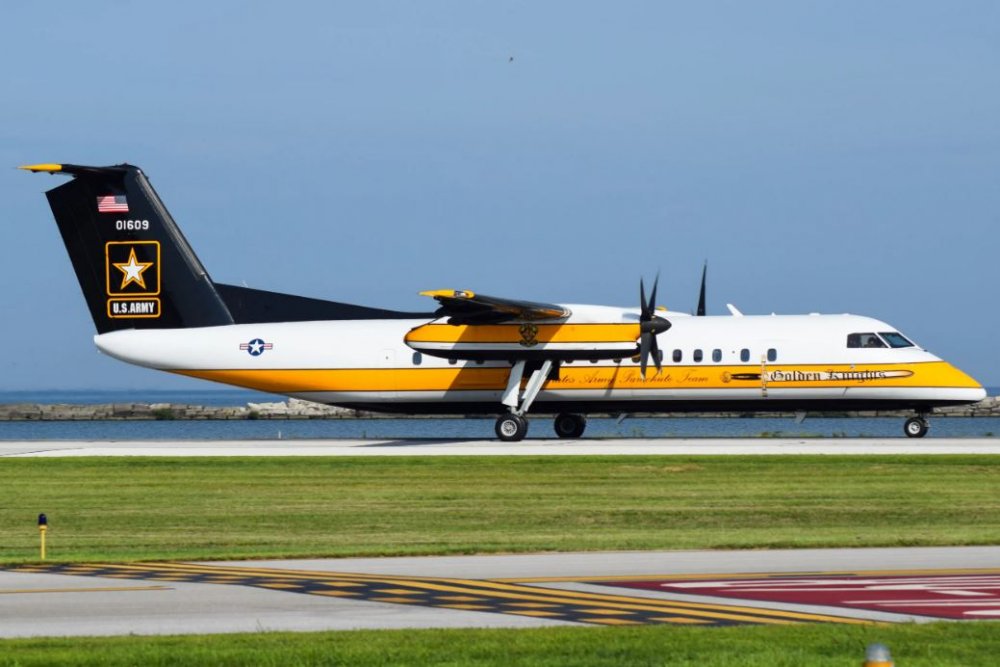 DHC-8-312_Golden_Knights.thumb.JPG.2b47264e1c48e195382fd6051dbd19b6.JPG