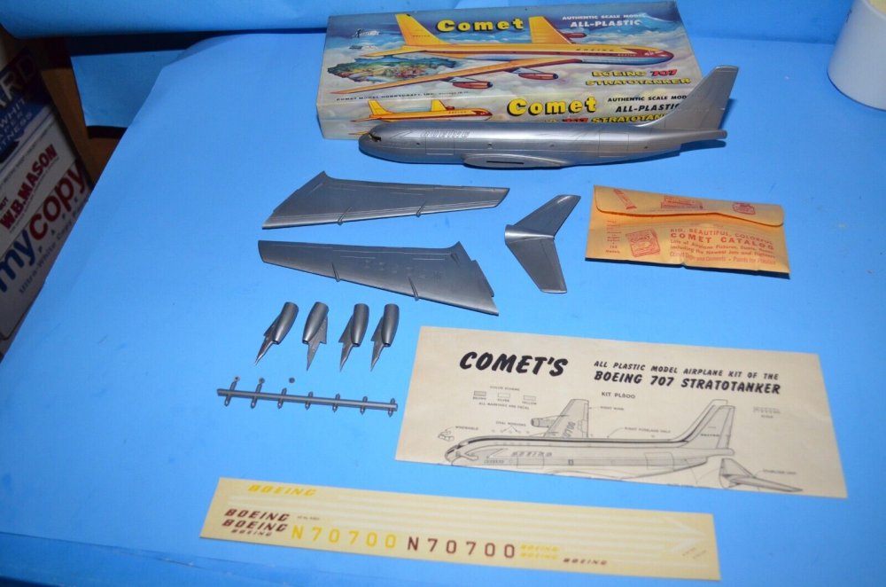 comet 707 plastic kit 02.jpg