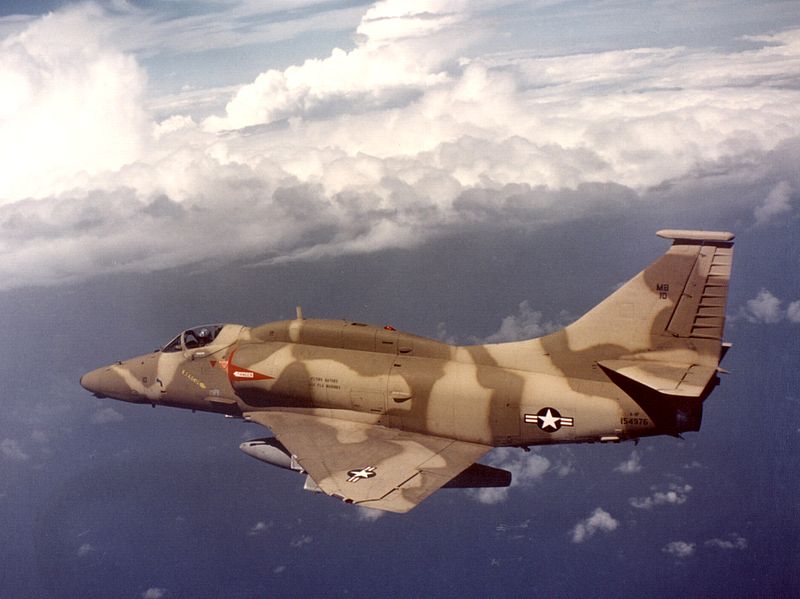 800px-A-4F_Skyhawk_of_VMA-142_with_special_camouflage.jpg.66928f6e9b9aaf1cb11022995776ec85.jpg