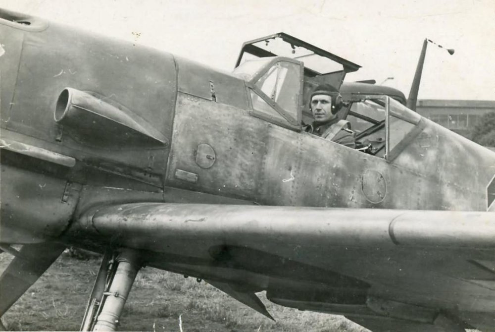 Bf109_open_canopy.jpg