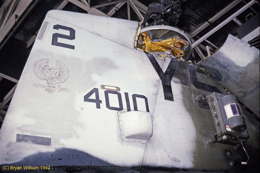 154010-CH-46E_HMH-162_New_River_Aft_Pylon_Rt_Sm.jpg