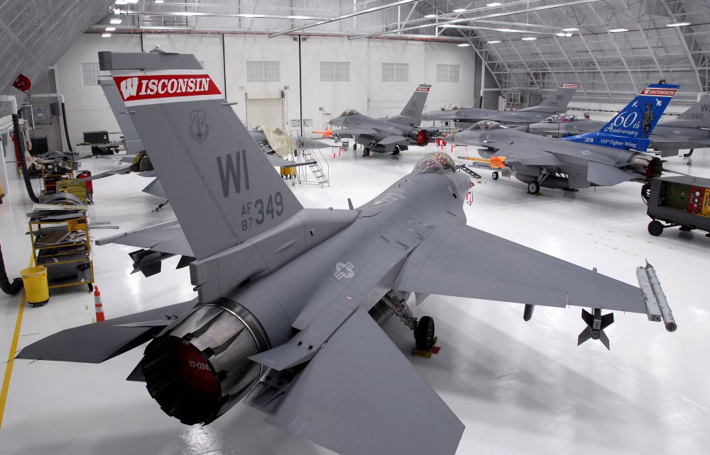 WiscANG-F16-hangar1.jpg