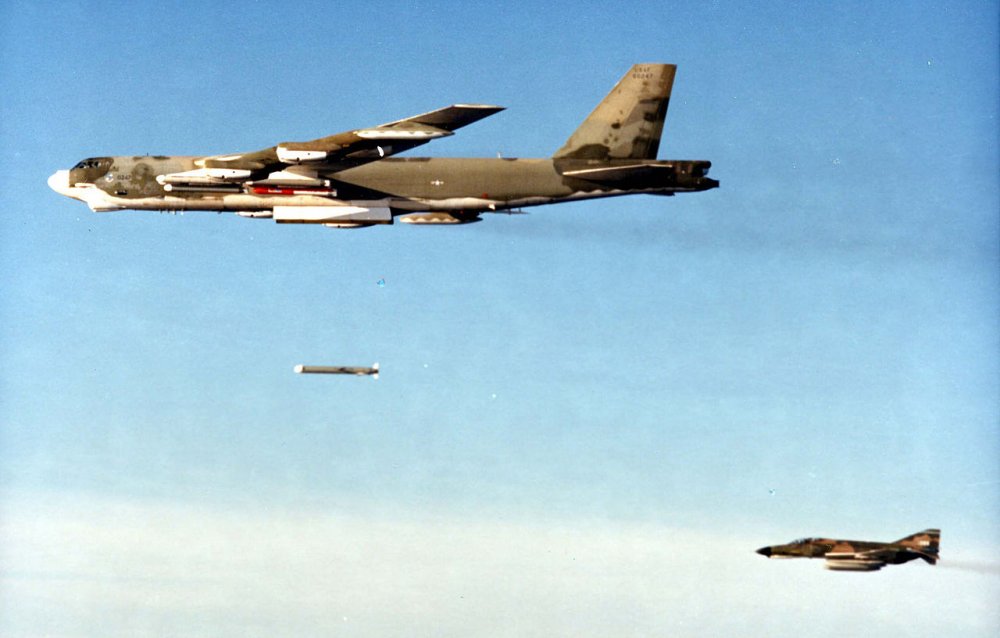 Boeing_B-52G_in_flight_dropping_SRAM_061026-F-1234S-025.thumb.jpg.aa644eebc66765b6fd68bd153069b947.jpg