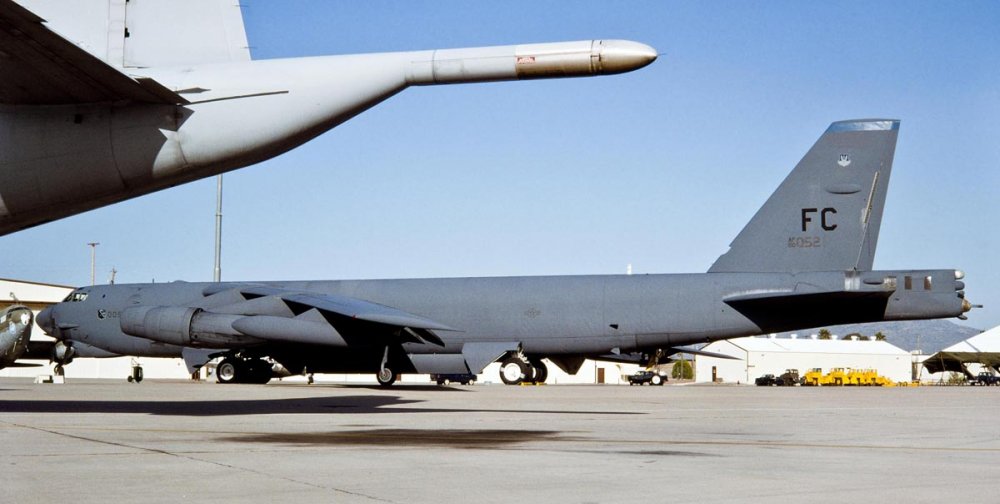 B-52h 0052 Left Wing View Fairchild Blue Tail.jpg