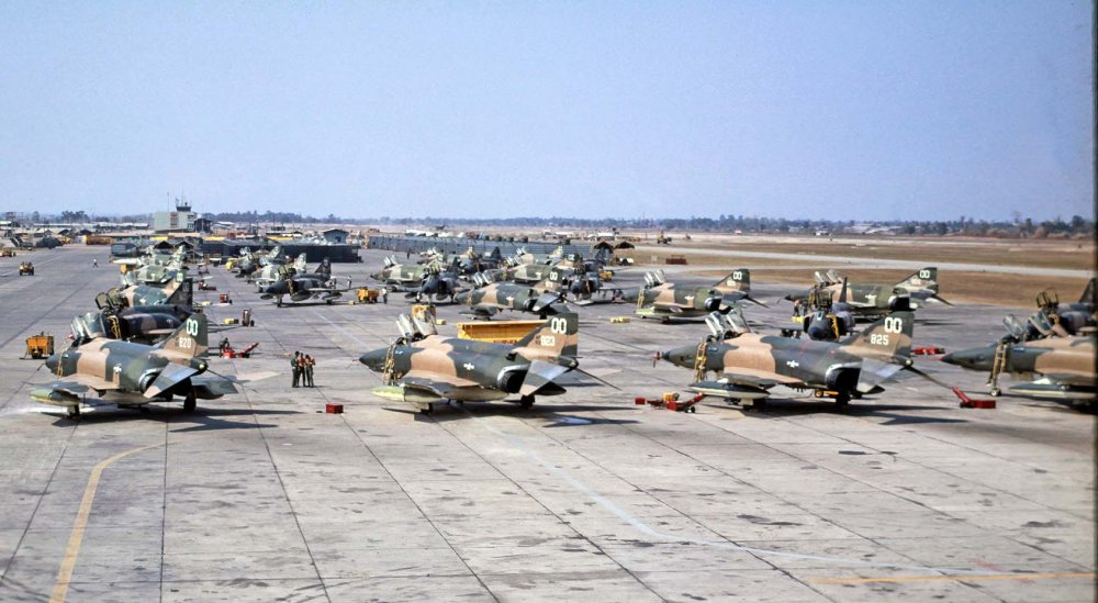 RF-4C_Ramp_Ubon_1968_LeeCroissant.jpg