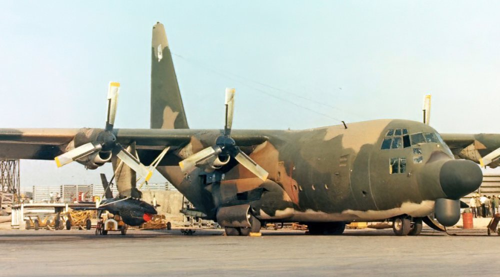 Vietnam Bien Hoa Air Base_DC-130A_56-0527__Mod_Crop.jpg