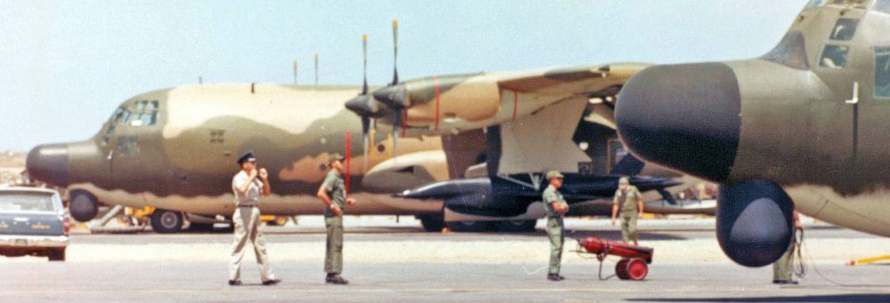 1348280904_VietnamBienHoaAirBase_DC-130A_56-0527_DC-130E_xx-xxxx_Bien_Hoa_Ramp.jpg