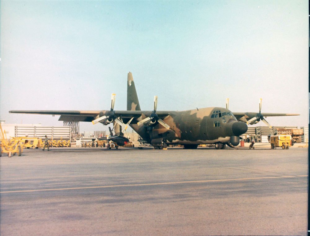 Vietnam Bien Hoa Air Base_DC-130A___DC-130A 56-0527_.jpg