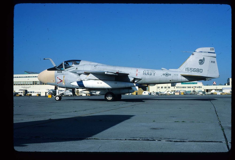 KA-6D_149937_AB-520_VA-34_Kennady_Sm_LP_A-2364.jpg