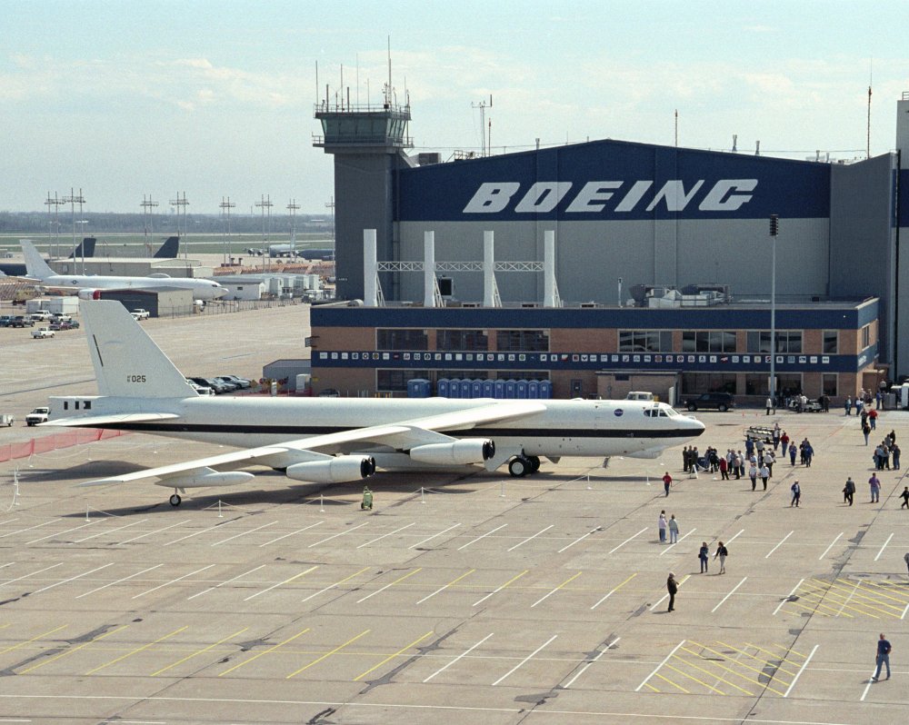 1444073743_NASAs_NB-52H_at_Boeing_Plant_No._1_in_Wichita_(EC02-0080-63).thumb.jpg.84a2aa09fa1a83bb10f02808182f4221.jpg