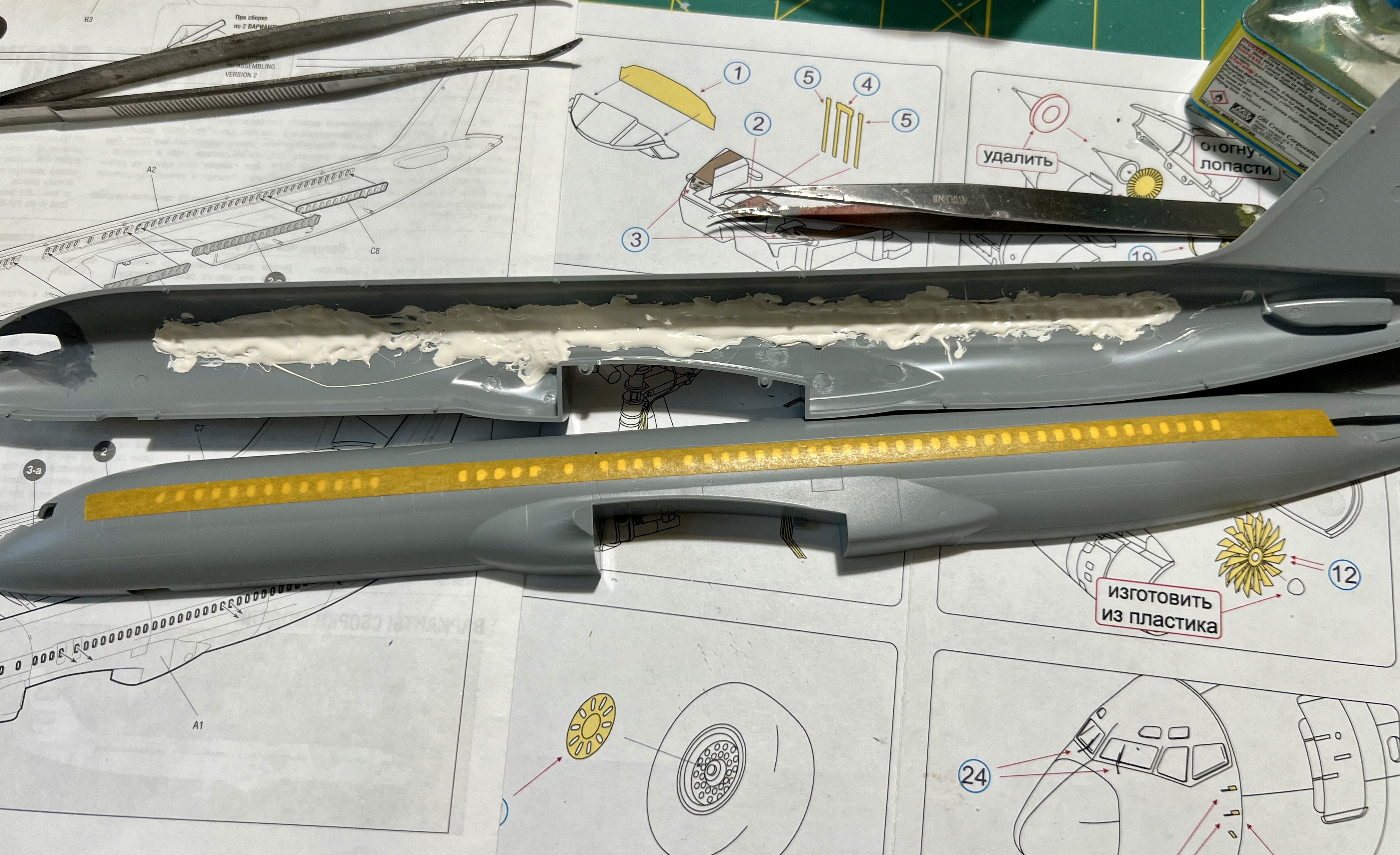 【未組立】Zvezda 1/144 Boeing 757-200 Zvezda 1/144 Boeing 757-200 Airliner 7032: A look inside the