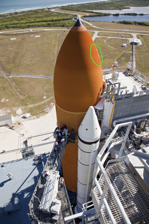 915582146_STS-133ETsmudge1.jpg