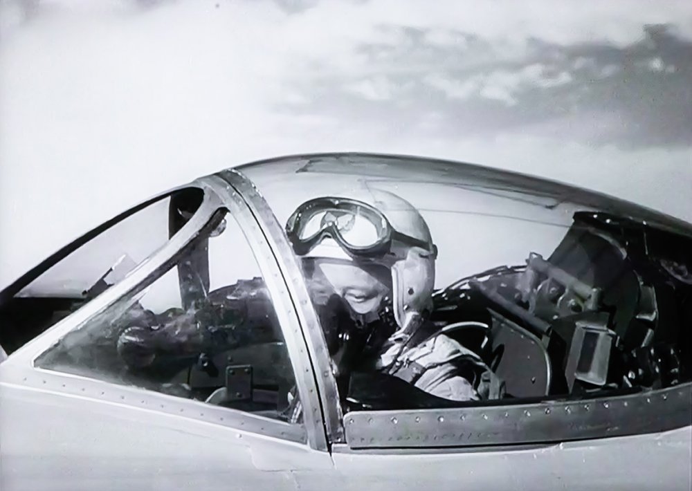 F-80A_fixed-seat-One-Minute-to-Zero-William_Talman.jpg