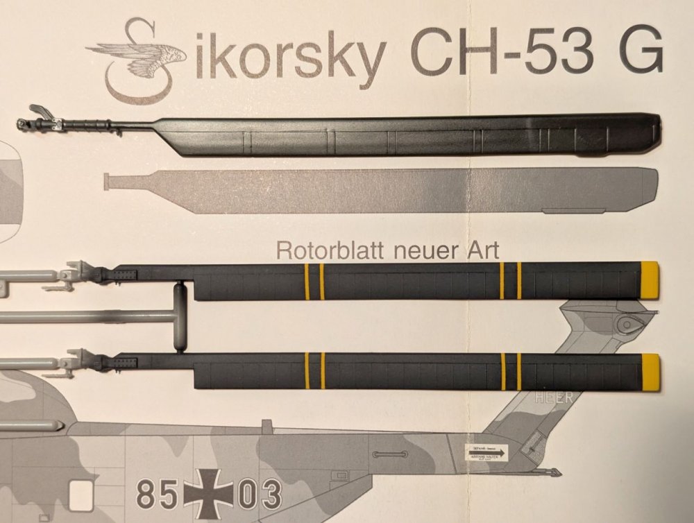 CH-53 old+new rotor blades 72nd Fuj+Ita.jpg