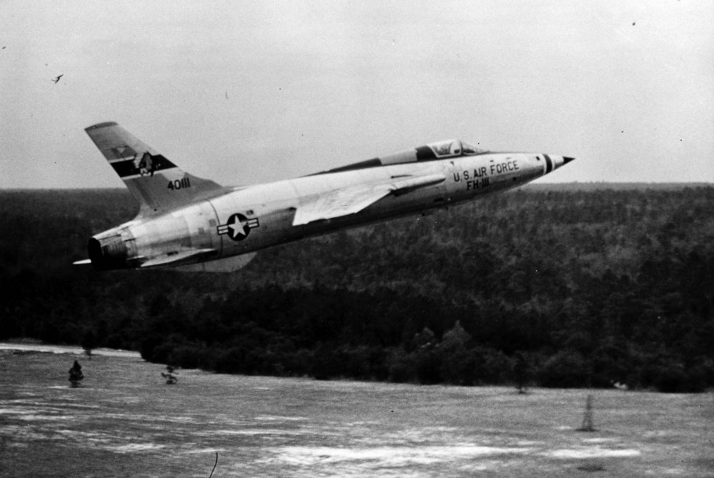 Republic_F-105B-6-RE_(SN_54-0111)_take_off_060831-F-1234S-047.jpg
