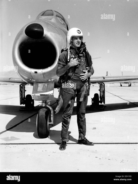 north-american-f-86-sabre-pilot-oberstleutnant-w-w-knochen-marshall-bendix-trophy-rennen-edwards-afb-september-1953-d5y1fd.jpg
