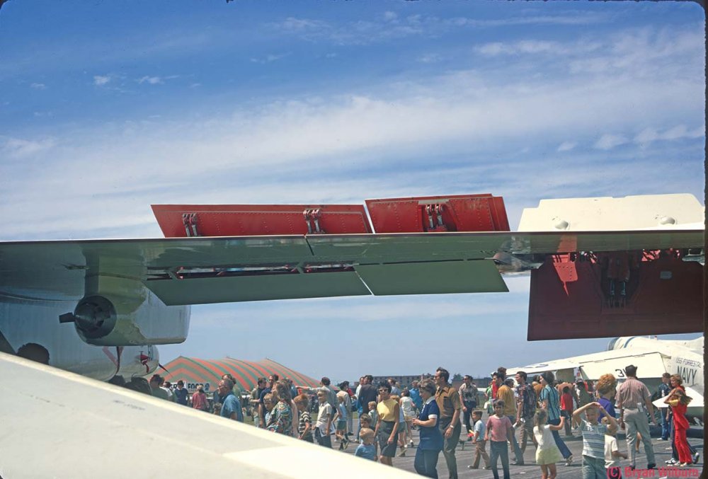 RA-5C_156616_MKE_July_1971_Wing.thumb.jpg.94865656fbec8e60539e0a61d41dc235.jpg