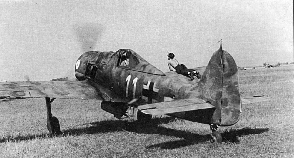 Focke-Wulf-Fw-190F8-1.SG4-White-11-taxiing-Italy-1944-01.thumb.jpg.aeecbf98f365b7cd327a9292b9341203.jpg